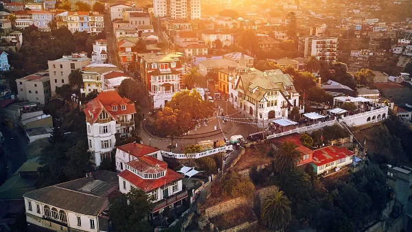 By Deensel - Cerro Concepción, Valparaíso, CC BY 2.0, https://commons.wikimedia.org/w/index.php?curid=73532423